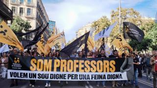 Unos 8.500 profesores se manifiestan en Barcelona para reclamar mejoras salariales y reducir las ratios