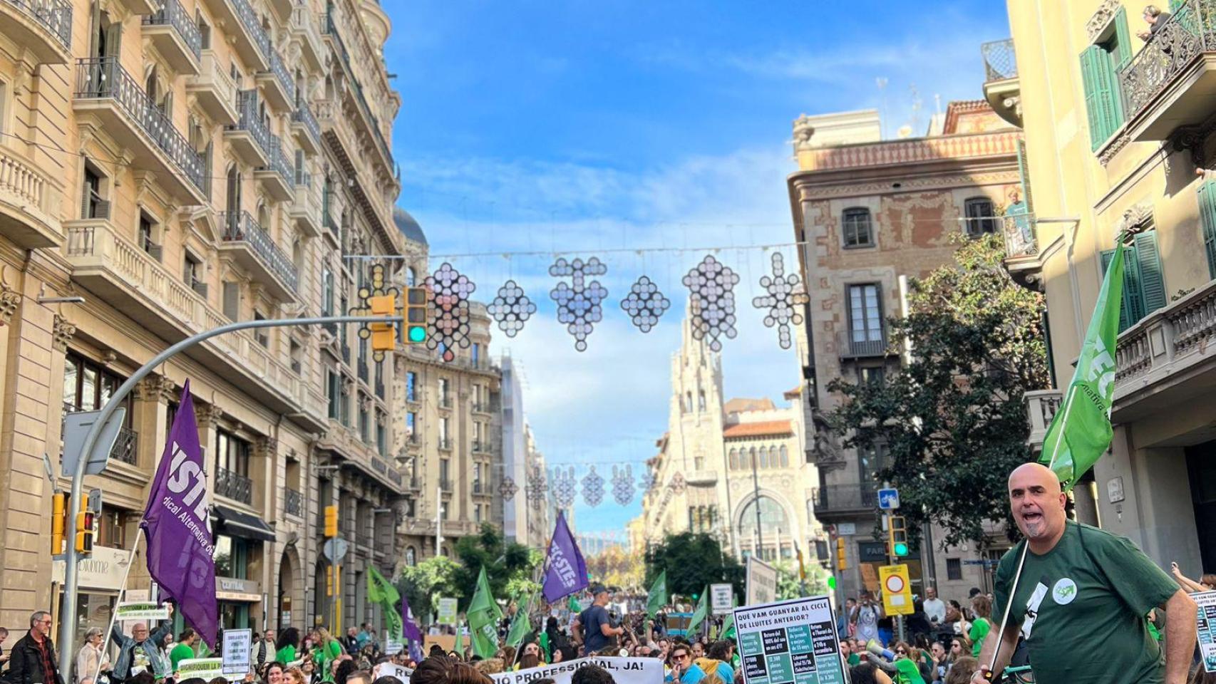 Manifestantes durante la movilización de los docentes en Barcelona