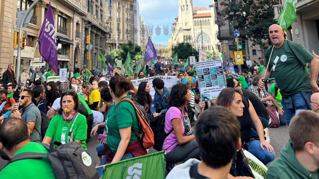 Manifestantes durante la movilización de los docentes en Barcelona