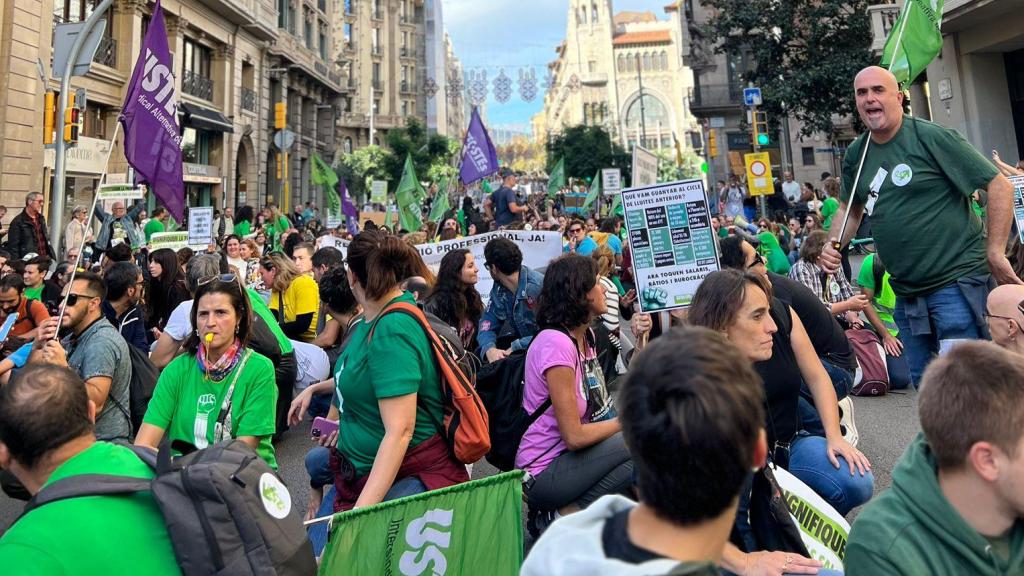 Manifestantes durante la movilización de los docentes en Barcelona