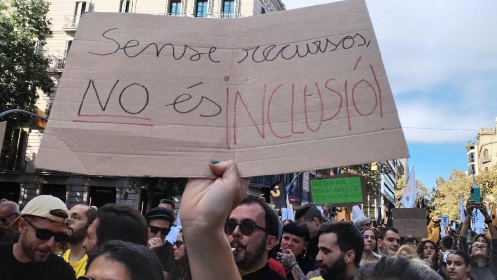 Cartel expuesto durante la manifestación de docentes en Barcelona