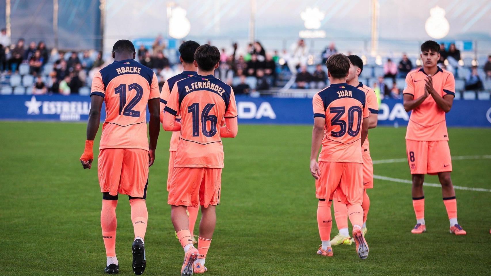 Los jugadores del Barça B, durante la derrota en el derbi contra el filial del Espanyol