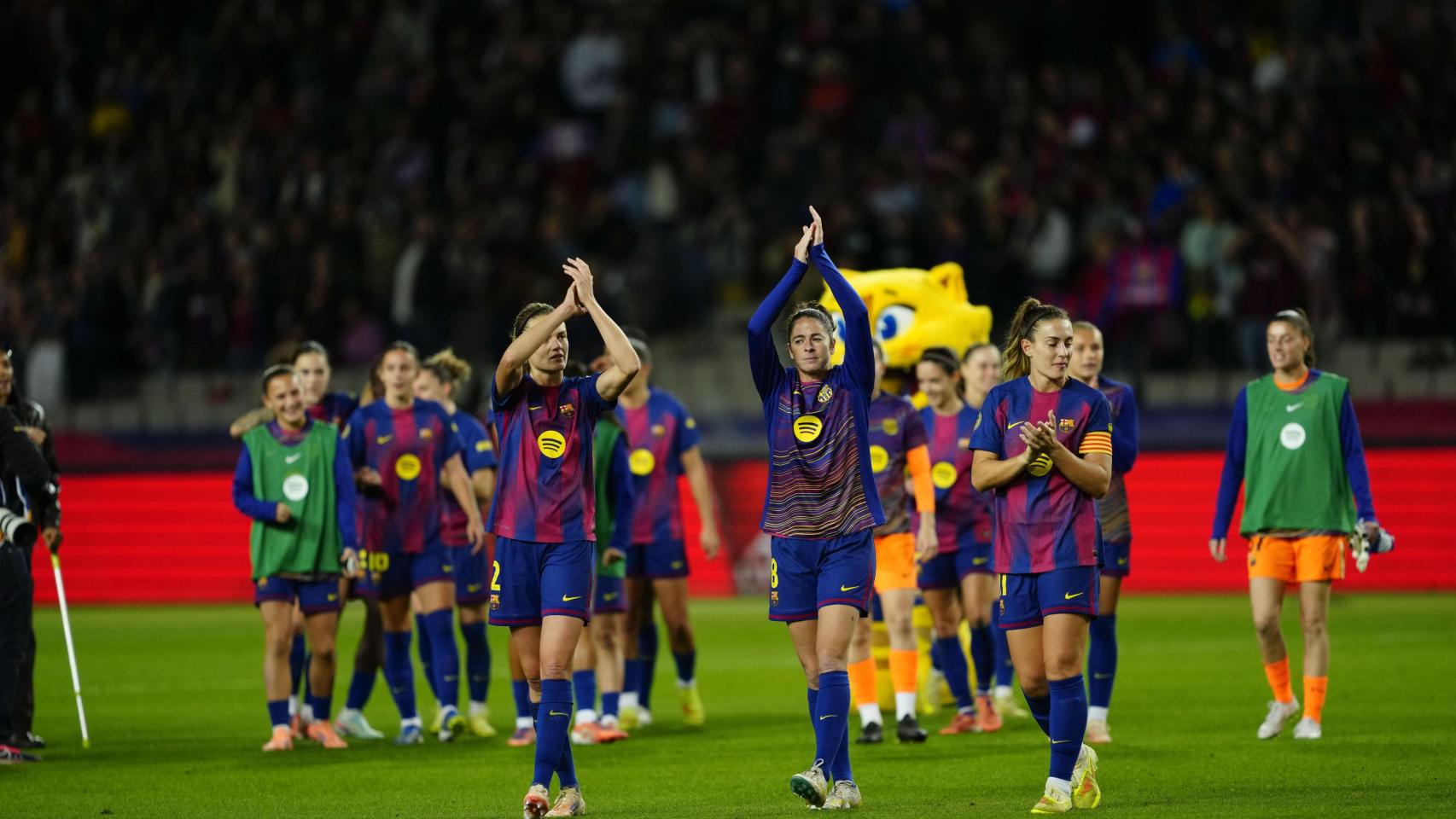 Las jugadoras del Barça Femenino agradecen el apoyo a los culés en el Estadi Olímpic de Montjuïc tras el clásico contra el Real Madrid