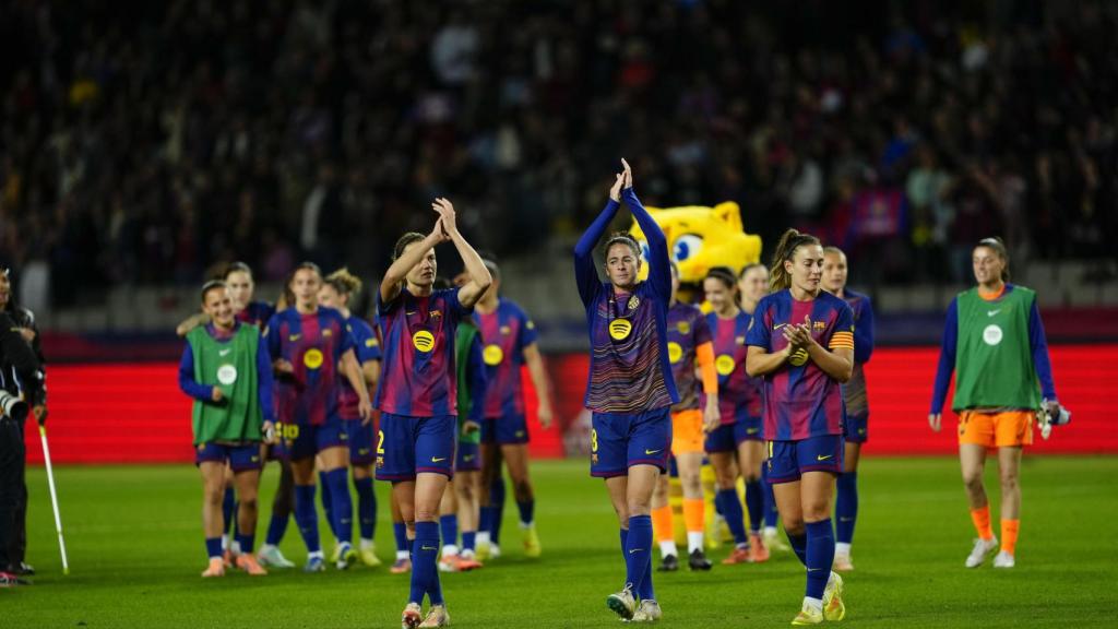 Las jugadoras del Barça Femenino agradecen el apoyo a los culés en el Estadi Olímpic de Montjuïc tras el clásico contra el Real Madrid