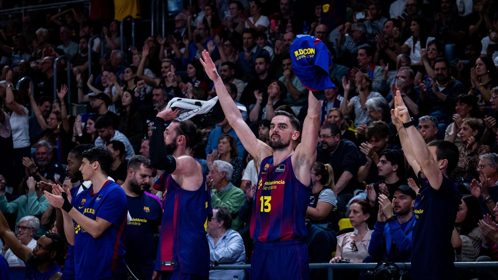 Tomas Satoransky, Toko Shengelia y Juani Marcos celebran una canasta del Barça de basket contra el Baskonia