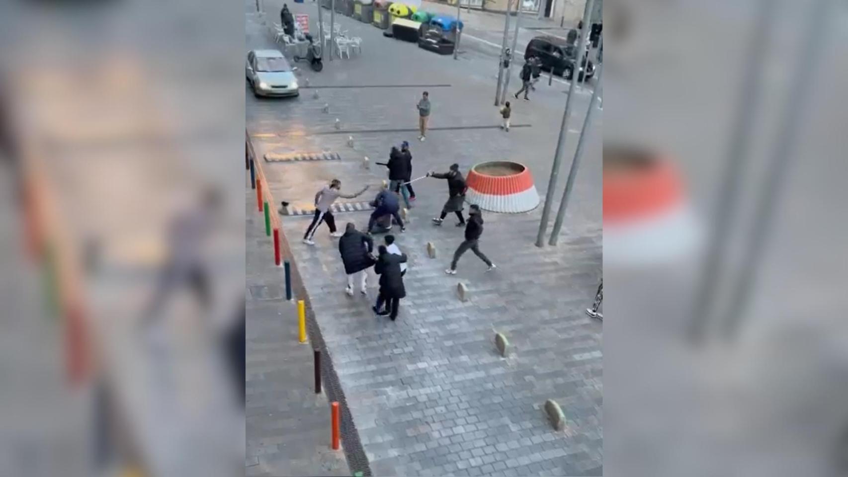 Un grupo de hombres se pegan a palazos en el barrio La Salut de Badalona