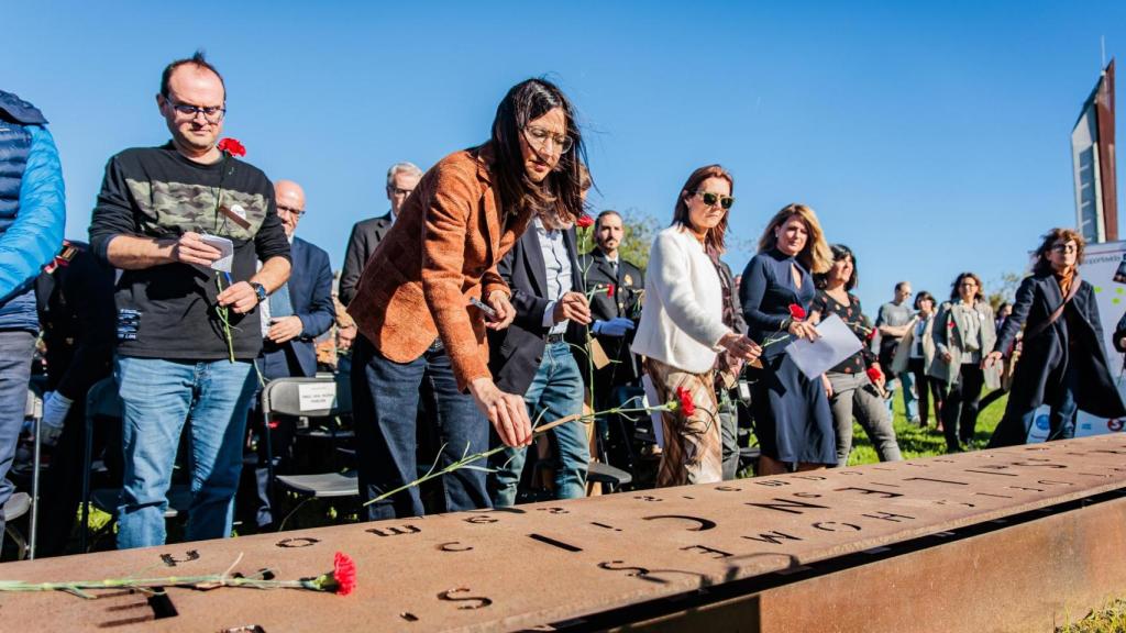 Núria Parlon, en la ofrenda floral a las víctimas de accidentes de tráfico