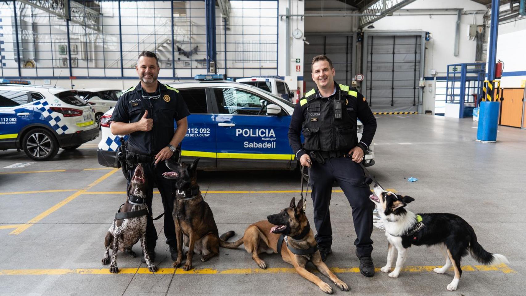 César y Albert, agentes de la Policía Municipal de Sabadell, con Kala, Klaus, Leo y Tino