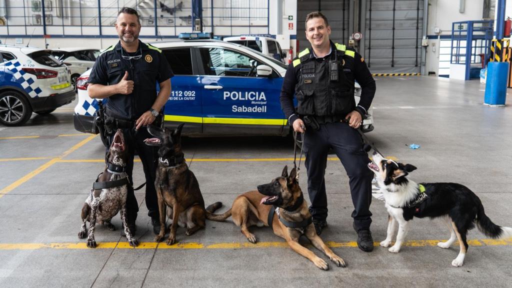 César y Albert, agentes de la Policía Municipal de Sabadell, con Kala, Klaus, Leo y Tino