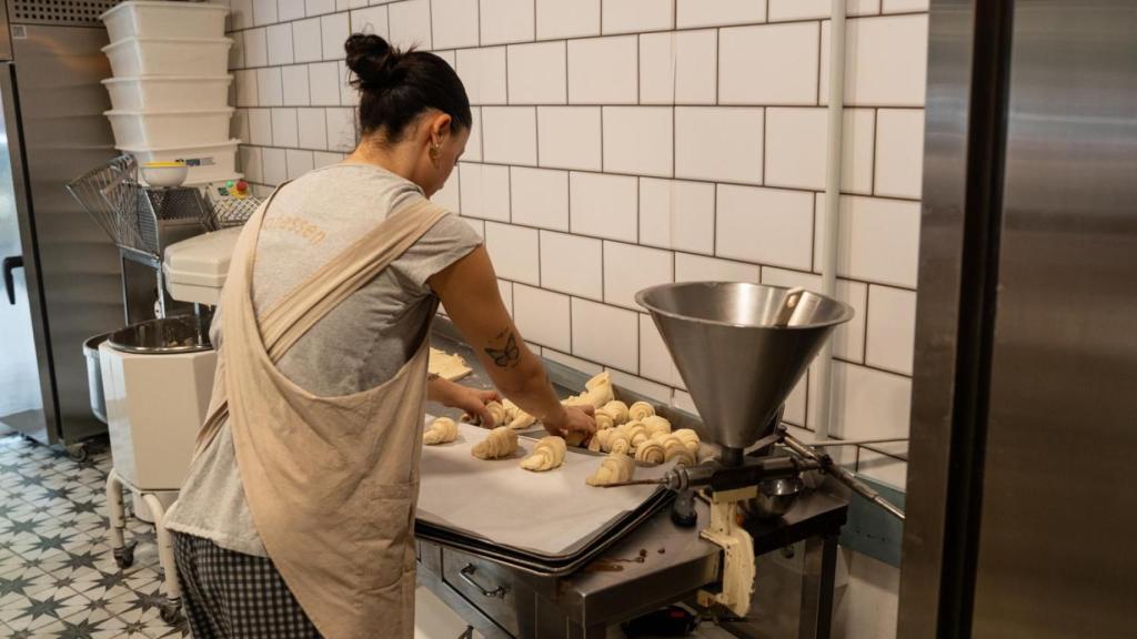 Nuria trabajando en el obrador de Delikatessen