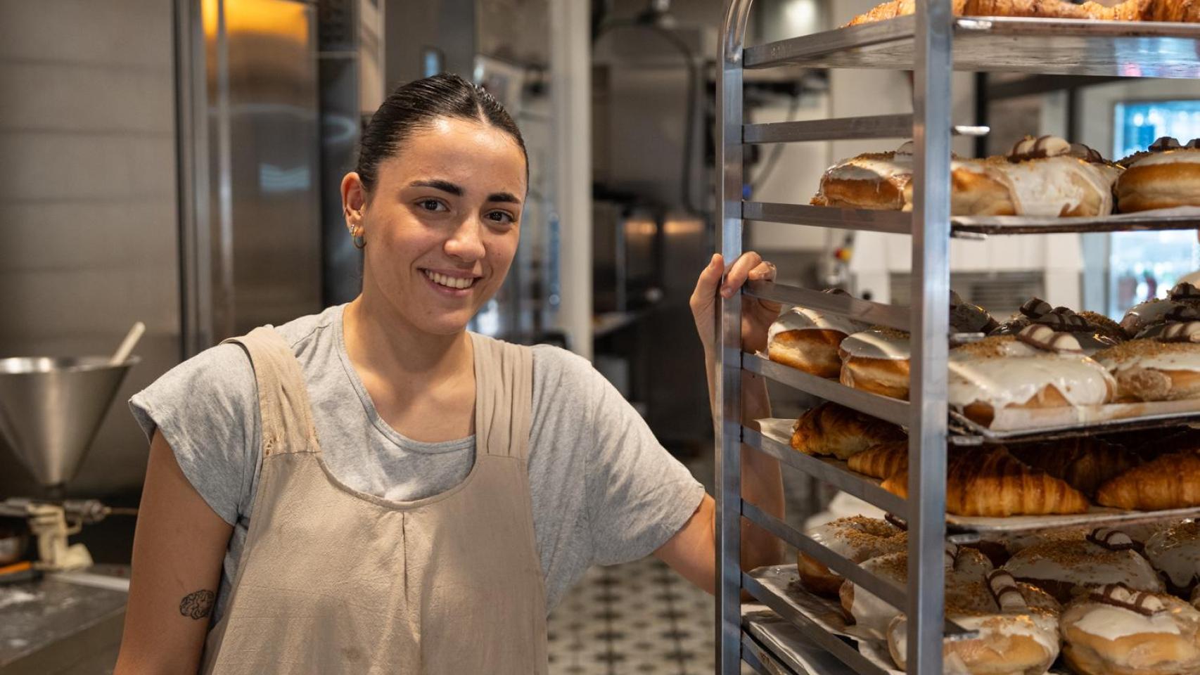 Nuria trabajando en el obrador de Delikatessen
