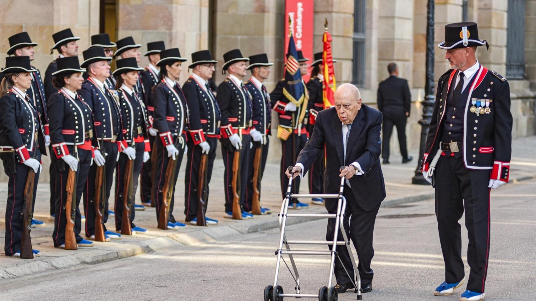 Jordi Pujol asiste a la izada de la senyera en el Parlament el 10 de septiembre de 2025