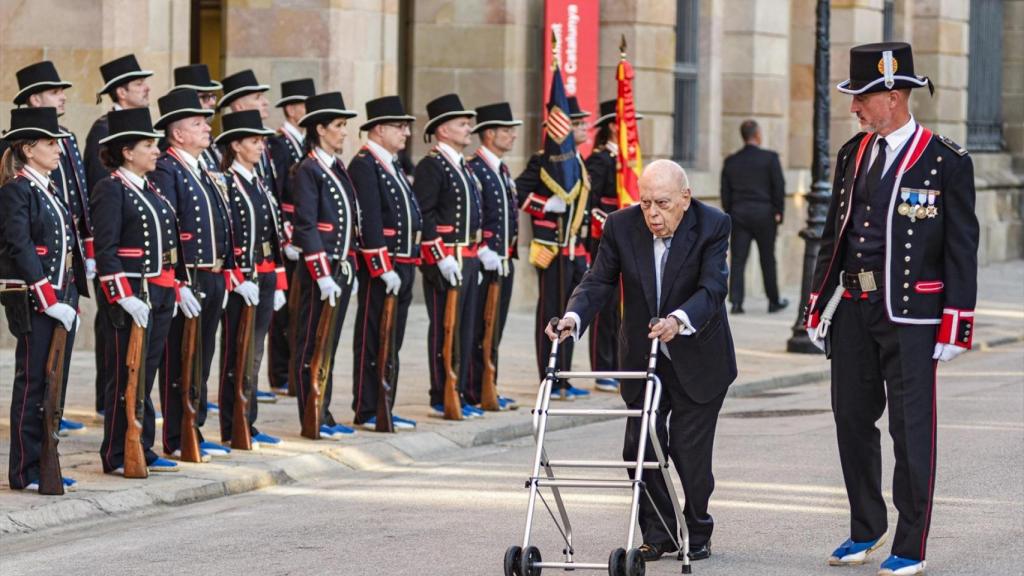 Jordi Pujol asiste a la izada de la senyera en el Parlament el 10 de septiembre de 2025