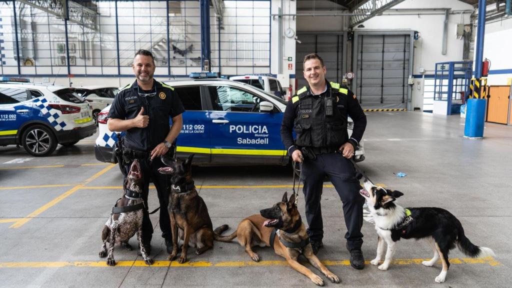 César y Albert, agentes de la Policía Municipal de Sabadell, con Kala, Klaus, Leo y Tino