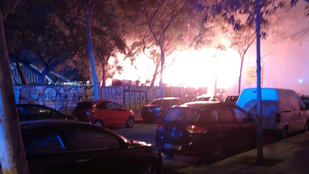 Un incendio en el asentamiento de chabolas de la futura estación de La Sagrera