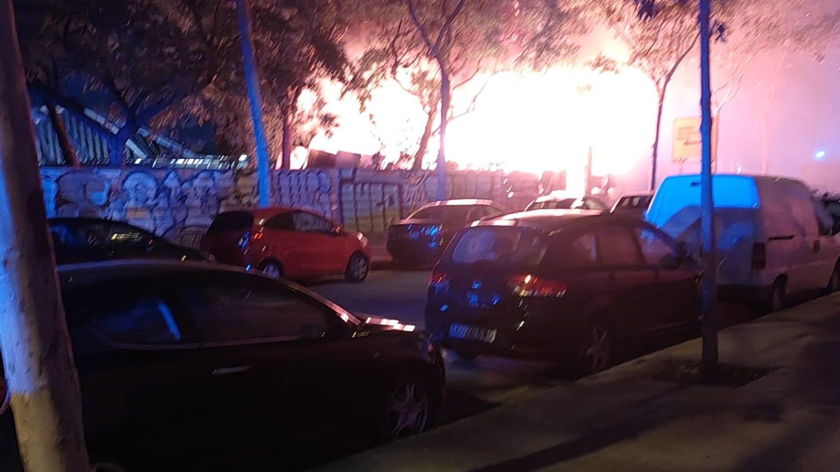 Un incendio en el asentamiento de chabolas de la futura estación de La Sagrera