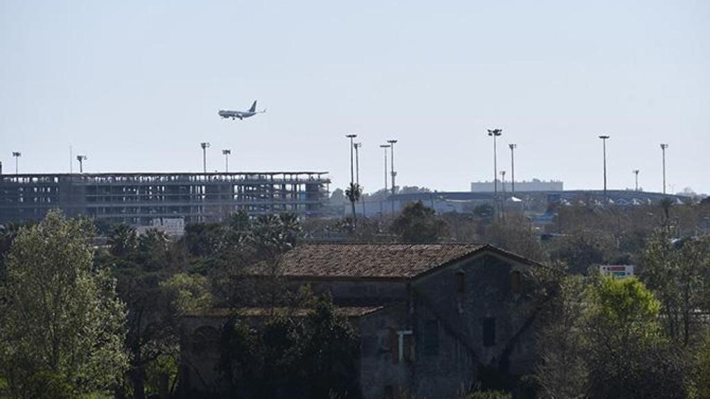 Masía de Cal Monés en El Prat de Llobregat con el Aeropuerto de Barcelona