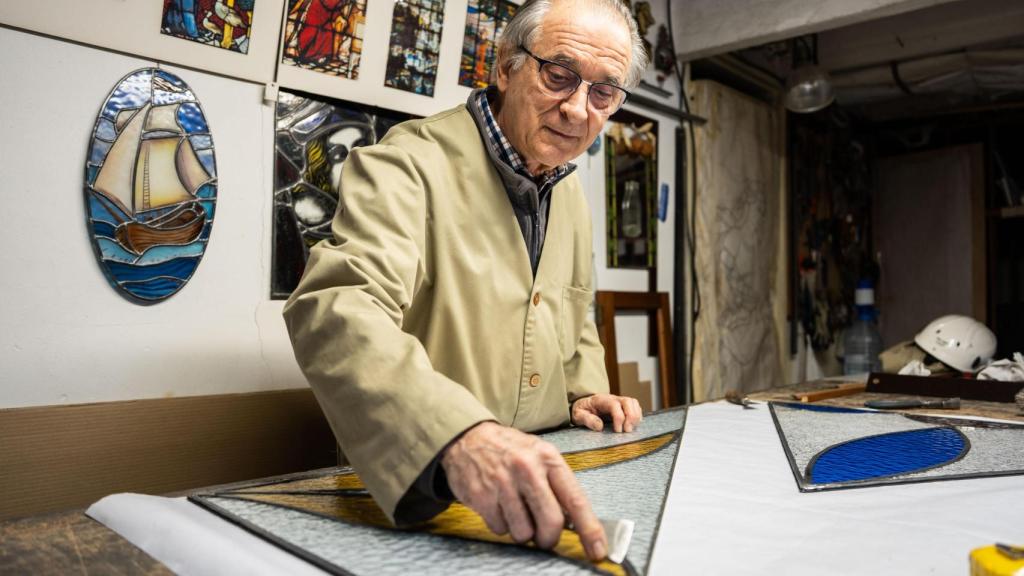 Joan Serra, artesano vitralista, en su taller L'Art del Vitrall en Sabadell