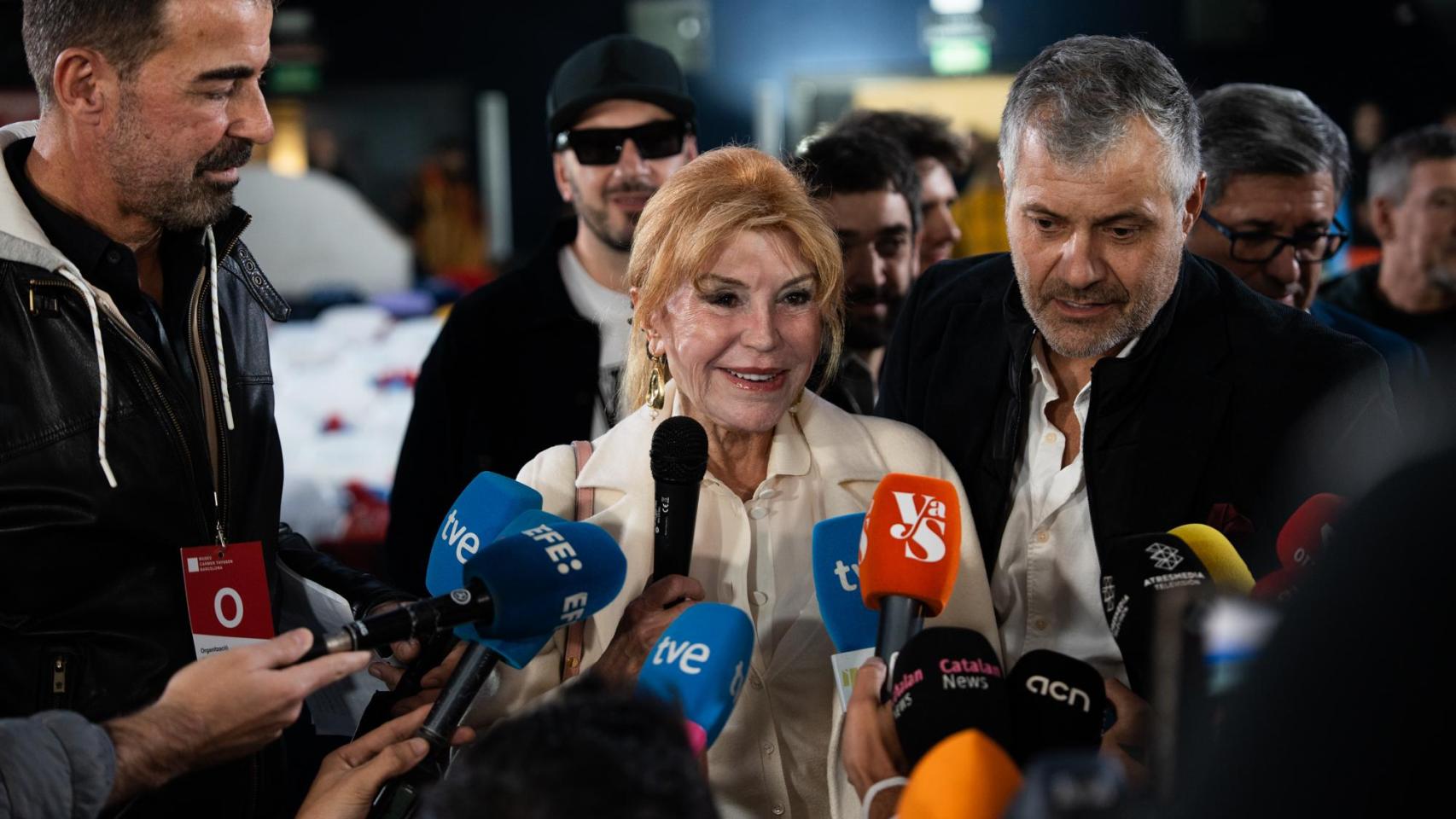 La baronesa Thyssen atiende a la prensa en su visita al antiguo cine Comèdia