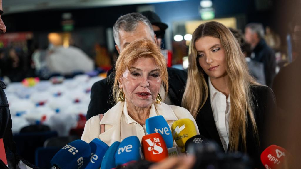 La baronesa Thyssen junto a su hija, Carmen Cervera, en su visita al antiguo cine Comèdia