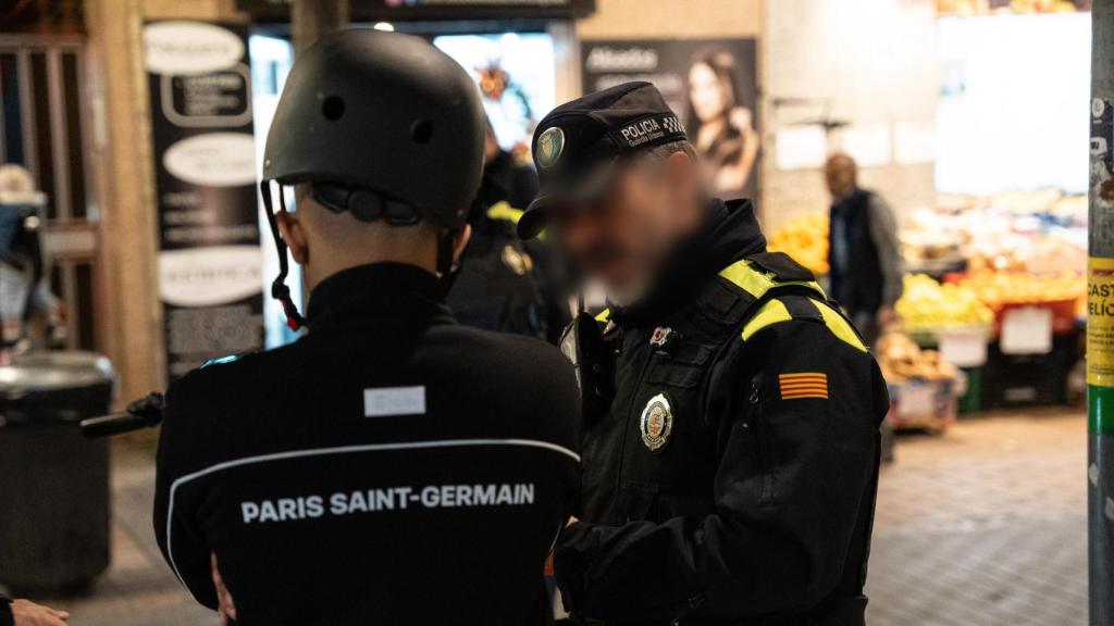 Agentes de la Guardia Urbana de Badalona en el primer operativo contra los patinetes