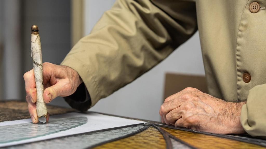 Joan Serra treballant al seu taller L'Art del Vitrall de Sabadell
