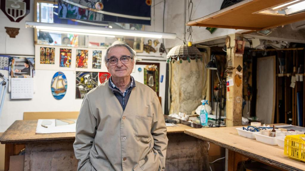 Joan Serra, artesà vitraller, al seu taller L'Art del Vitrall de Sabadell