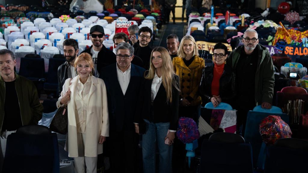 La baronessa Thyssen amb la seva filla, Carmen Cervera, i altres personalitats del món cultural a l’antic cinema Comèdia