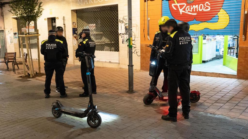 Agents de la Guàrdia Urbana de Badalona en el primer operatiu contra els patinets