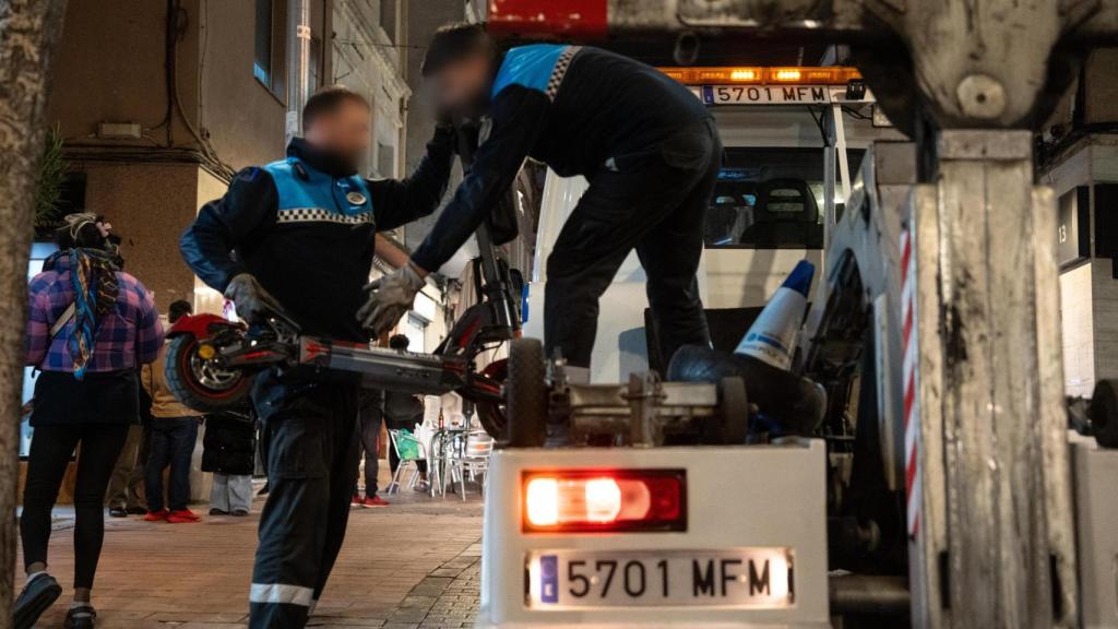 La grua municipal retirant un dels patinets sancionats a Badalona