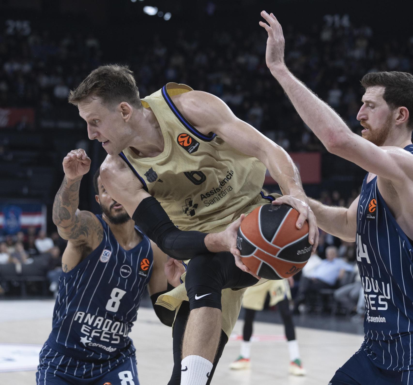 Jan Vesely, en acción durante el Anadolu Efes-Barça de basket de la Euroliga