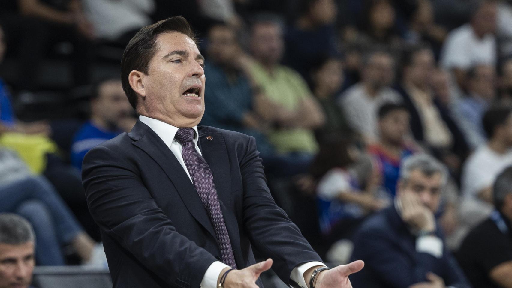 Xavi Pascual reacciona durante su reestreno en el banquillo del Barça de basket