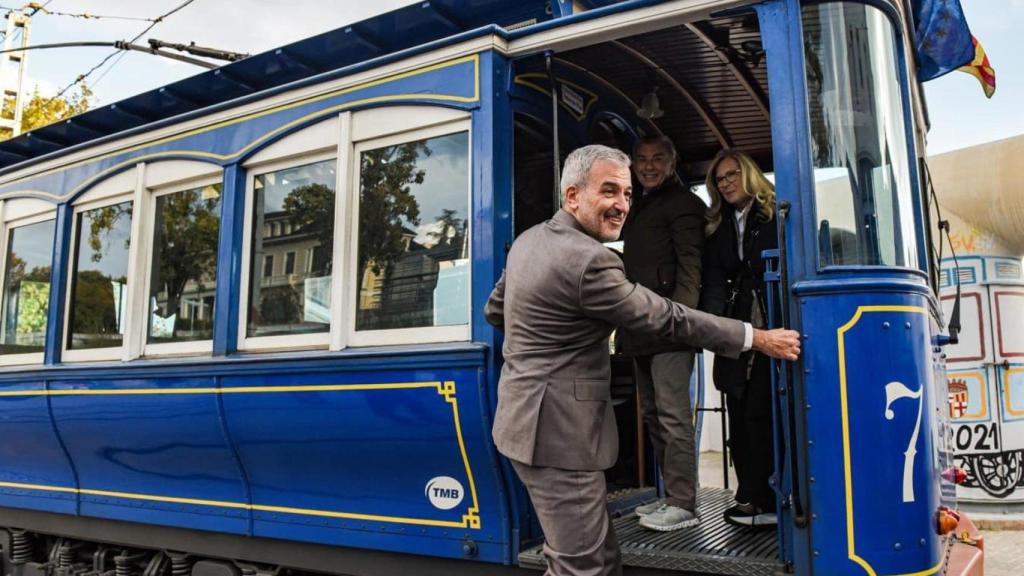 Jaume Collboni en un Tramvia Blau