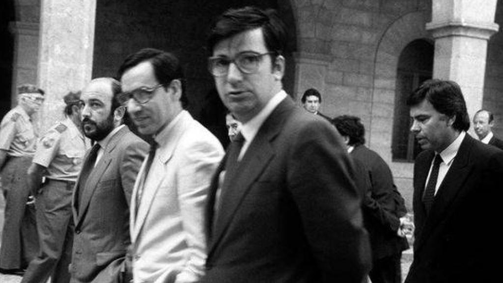 L'exministre de Sanitat, Ernest Lluch, al costat de l'expresident del Govern, Felipe González