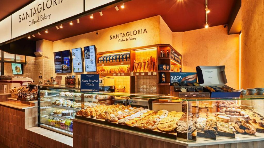 La nova macropastisseria de Santa Gloria a Barcelona, al carrer de Pau Claris