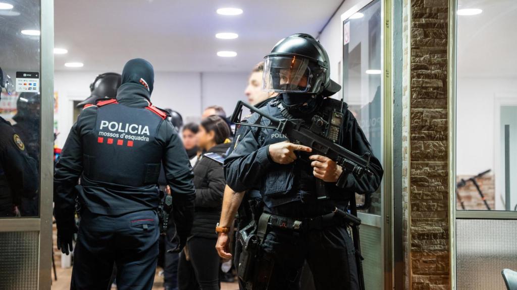 Recursos de Mossos d'Esquadra en en Barrio de la Mina durante un operativo del 'Plan Kanpai'