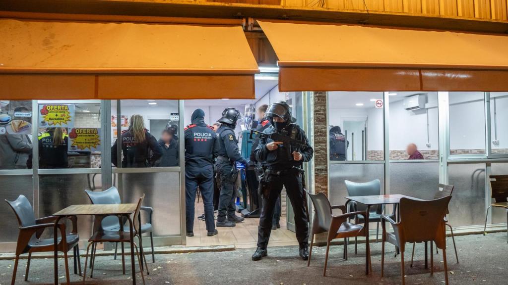 Policía Local y mossos en el 'Pla Kanpai' de Sant Adrià