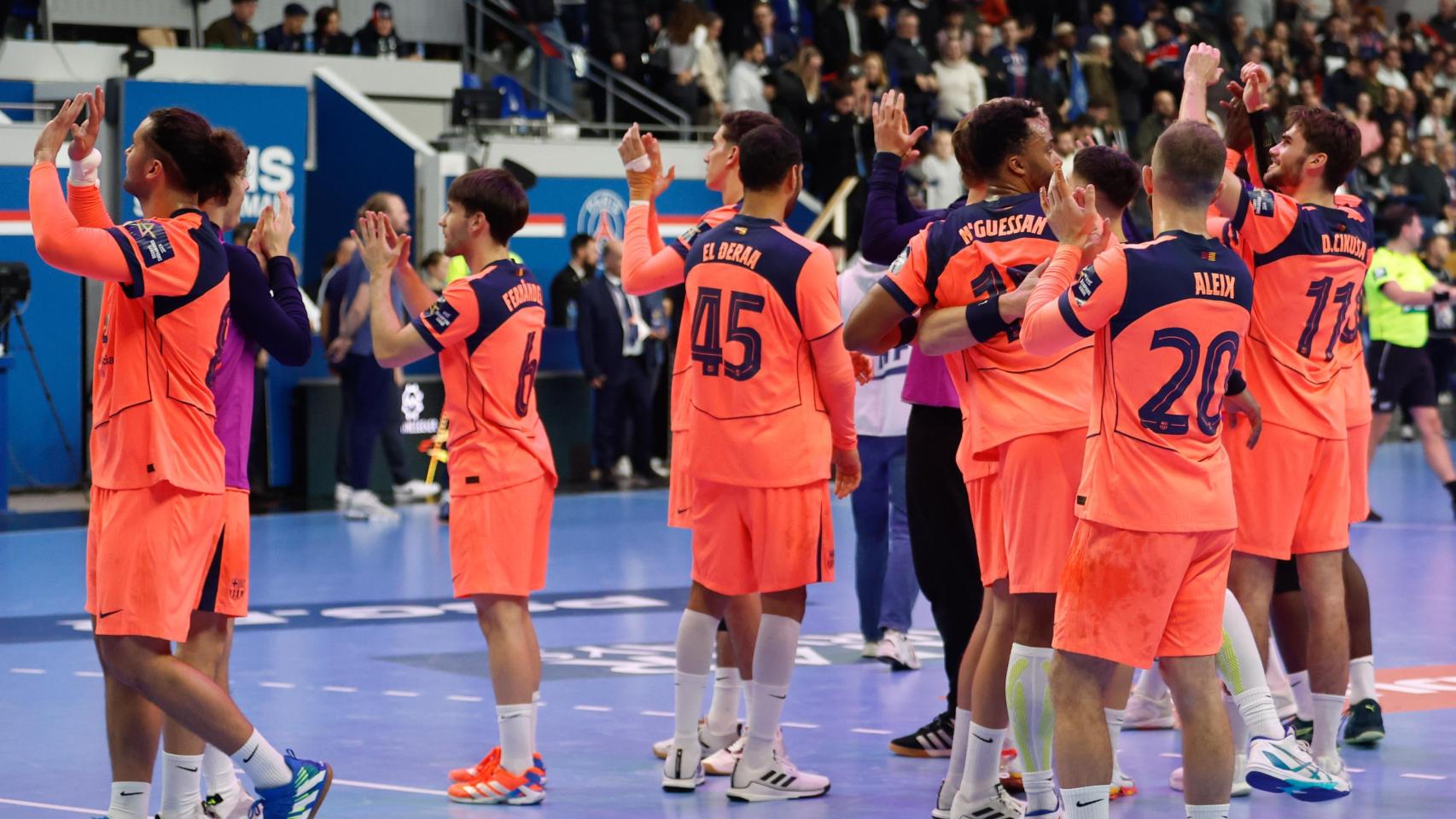 Los jugadores del Barça de balonmano agradecen el apoyo a la afición culé tras vencer al Paris Saint-Germain