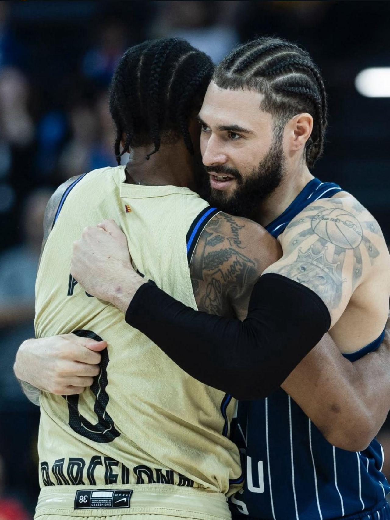 Kevin Punter es saluda amb un jugador de l'Anadolu Efes a l'Eurolliga