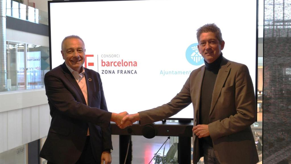 Pere Navarro y David Quirós en la foto del acuerdo