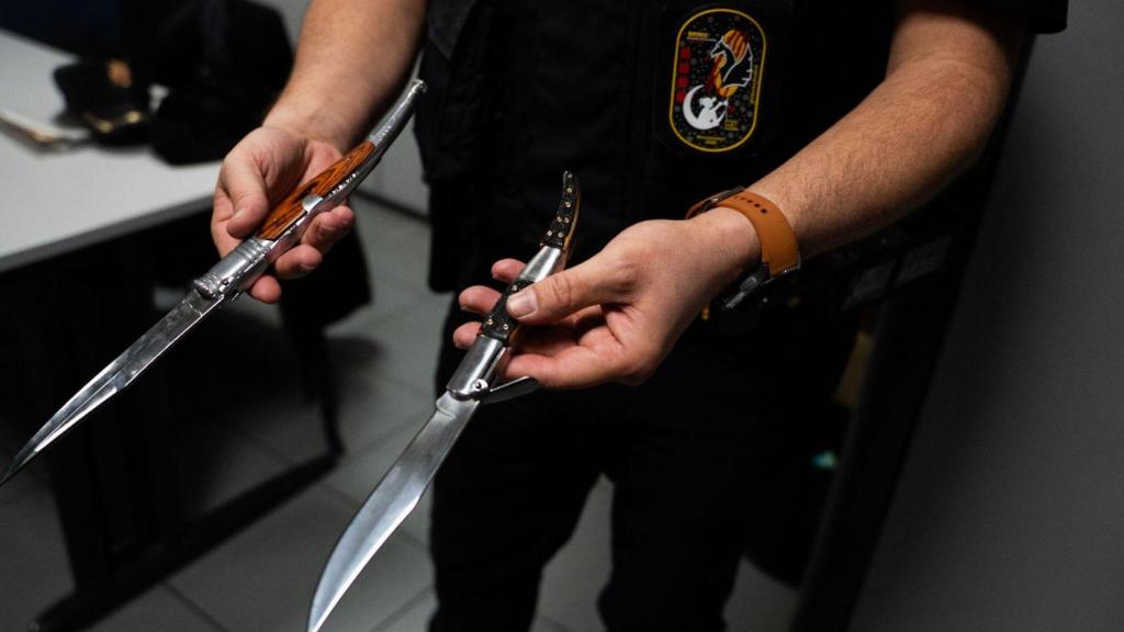 Dos cuchillos intervenidos durante el 'Pla Kanpai' en La Mina