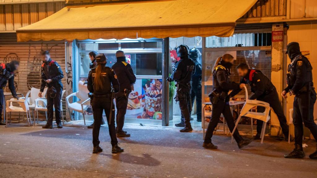 Policía Local y mossos en el 'Pla Kanpai' de Sant Adrià