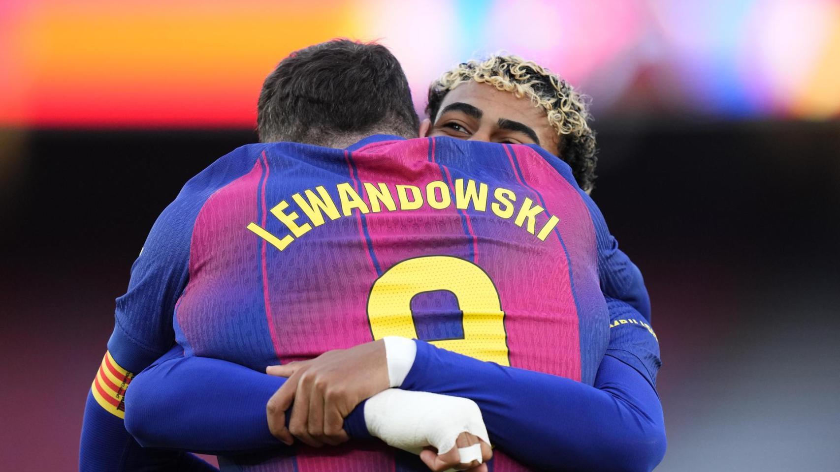 Lewandowski, felicitado por Lamine tras marcar el primer gol del Barça