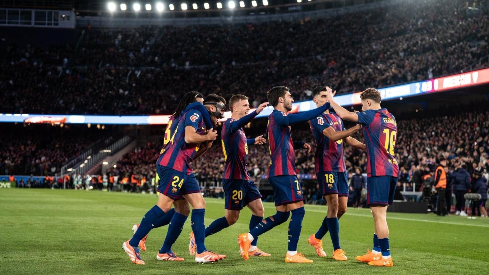 Los jugadores del Barça felicitan a Fermín López por su gol contra el Athletic
