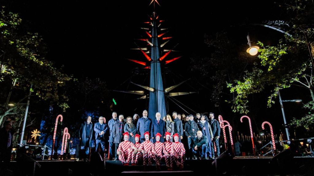 Representantes municipales en el encendido de luces de Navidad de Barcelona