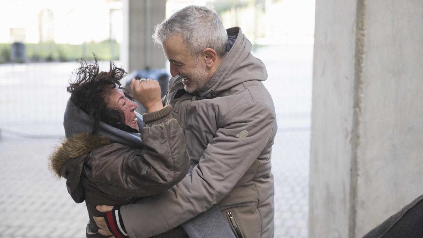 El alcalde de Barcelona, Jaume Collboni, abraza a una vecina de Barcelona