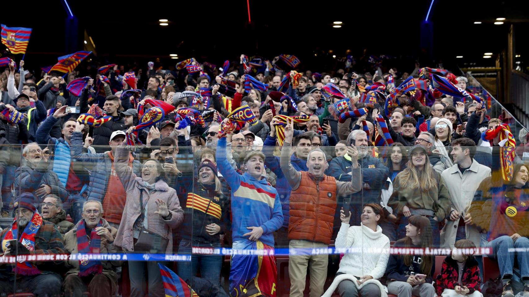 Aficionados del Barça celebran el gol de Lewandowski al Athletic