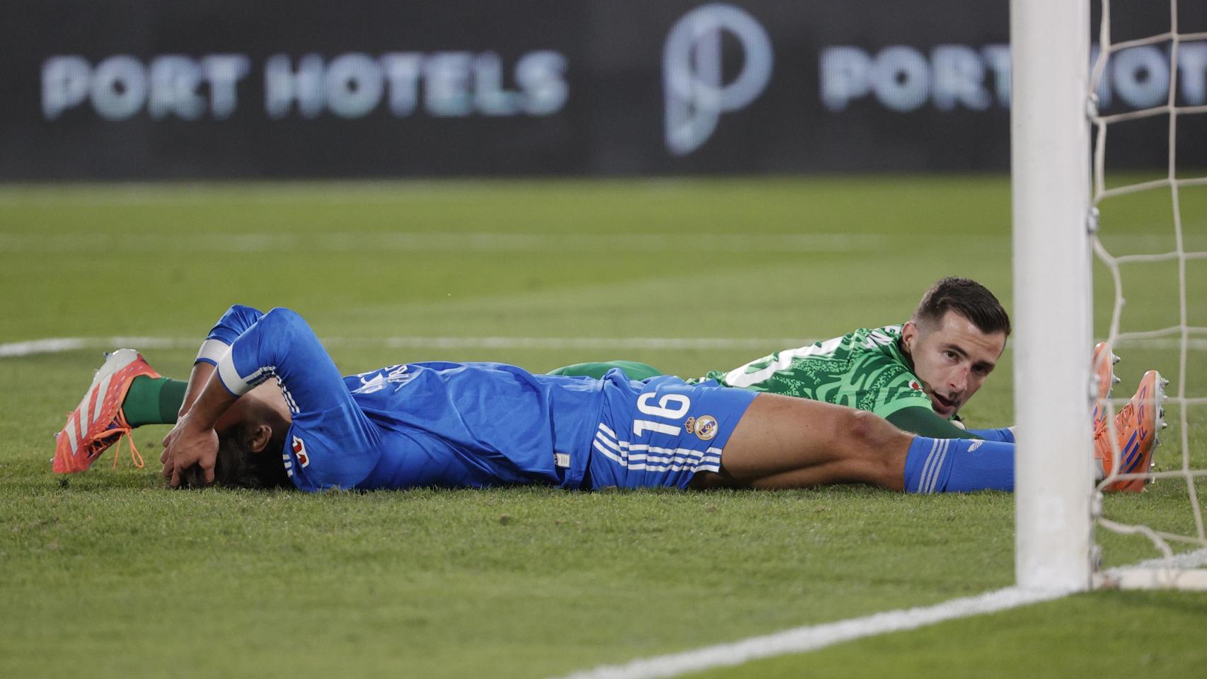 Gonzalo García se lamenta por una ocasión fallada ante Iñaki Peña en el Elche-Real Madrid