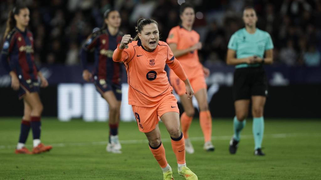 Claudia Pina celebra un gol en el Levante-Barça Femenino de Liga F