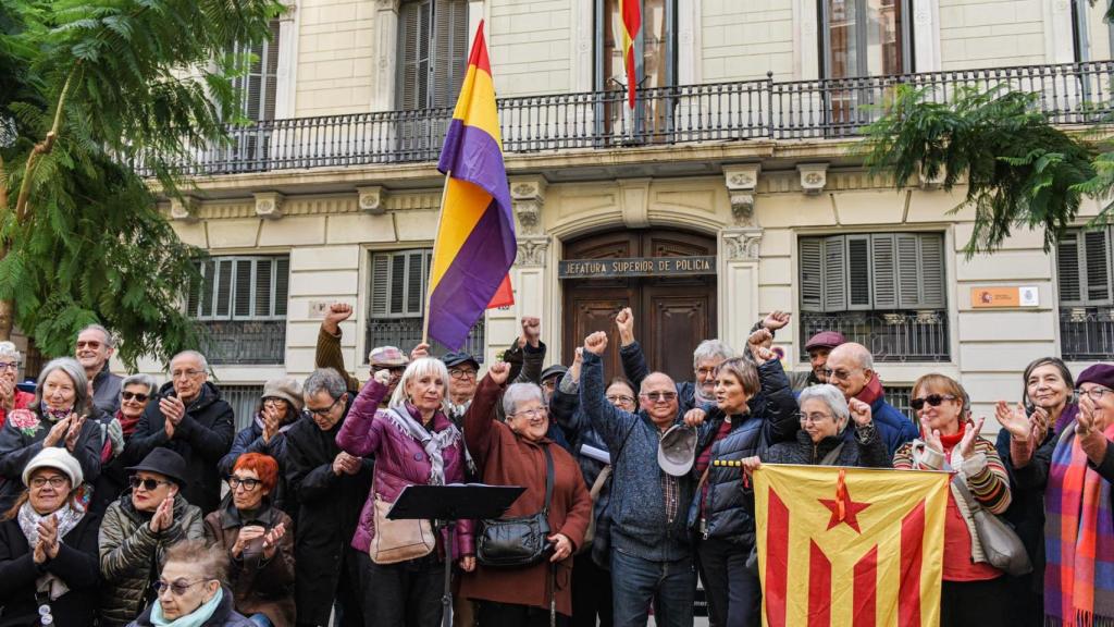 Los concentrados ante la Prefectura Superior de la Policía en la Via Laietana 43 de Barcelona